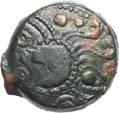 une pièce de monnaie ancienne sur laquelle figure le portrait d'une femme