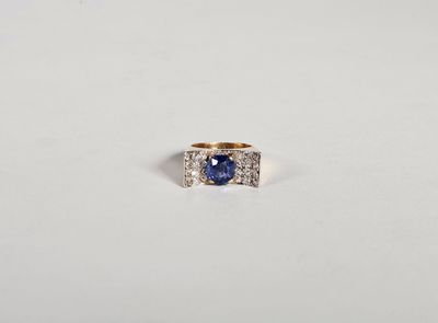 bague en saphir bleu et diamant sur fond blanc
