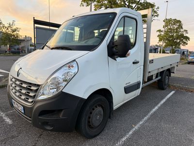 a white truck that is parked in a parking lot