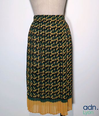 une robe sur un mannequin posé sur un support de mannequin