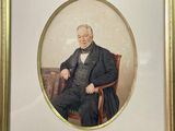 portrait d'un homme en costume, assis sur une chaise, dans un cadre doré