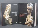 deux livres placés côte à côte sur un fond noir