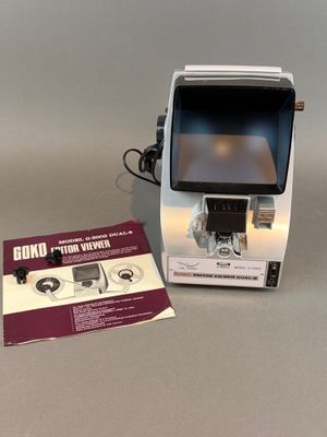 une vieille photo d'une petite machine avec un CD posé devant
