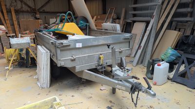 une photo montrant la construction d'une remorque dans un garage