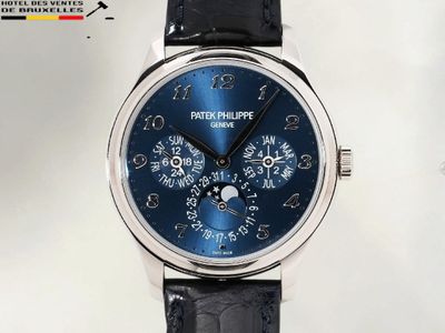 une montre avec un cadran bleu et un bracelet en cuir noir