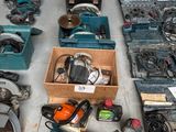 un grand nombre d'outils posés sur le sol