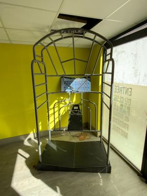 une cage métallique sur laquelle est posée une télévision
