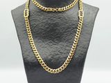 un collier à chaîne en or sur un mannequin mannequin mannequin mannequin mannequin mannequin mannequin mannequin mannequin mannequin