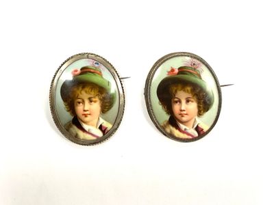 Paire de broches monture en argent serties de miniatures sur…