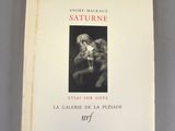 la couverture d'un livre sur laquelle figure l'image d'un homme tenant un chien dans ses bras