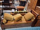un canapé sur lequel sont posés des coussins, dans une pièce