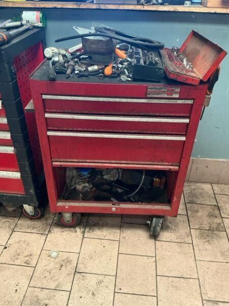 Une servante d'atelier roulante WURTH en acier peint rouge, …
