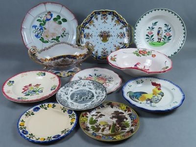 un grand nombre d'assiettes posées sur une table