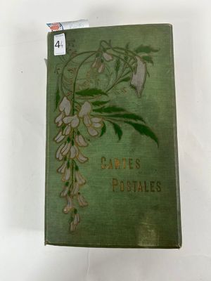 un vieux livre posé sur une table blanche à côté d'une tasse de café