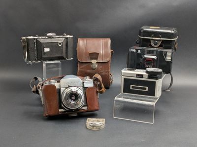 PHOTOGRAPHIE. Réunion de 4 appareils-photo anciens, dont 3 d…