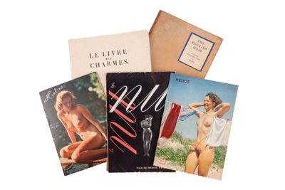 plusieurs livres sont empilés sur une surface blanche