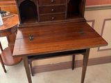 un petit bureau surmonté d'un tiroir