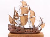 une maquette en bois d'un voilier posée sur un socle