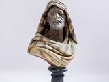 statue d'un homme portant un foulard sur la tête