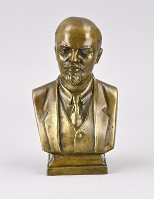 buste en bronze d'un homme en costume-cravate