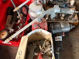 une boîte contenant divers outils, posée par terre
