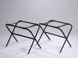 une paire de tabourets pliants noirs avec des pieds en métal, sur fond blanc