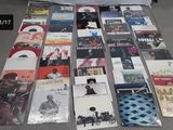 beaucoup de CD par terre, à côté d'une table