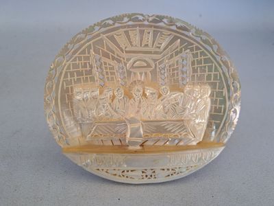 une plaque de verre sur laquelle figure l'image d'un homme et d'une femme dans un salon