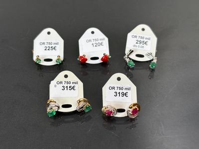 quatre étiquettes, accompagnées de leurs étiquettes de prix, posées sur une table
