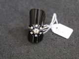 une bague posée sur une table à côté d'une étiquette