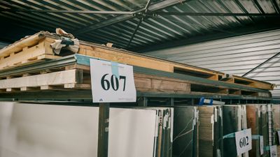 une enseigne indiquant « 607 » sur le côté d'un immeuble