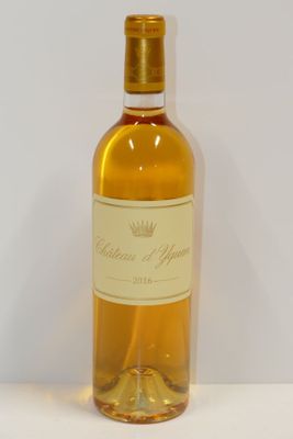 une bouteille de vin posée sur une table