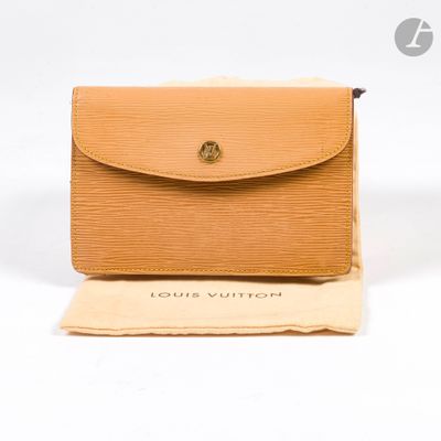 Étui-portefeuille Louis Vuitton en cuir beige avec finitions dorées