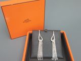 une boîte orange contenant une paire de boucles d'oreilles