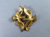 une broche en or ornée de deux oiseaux