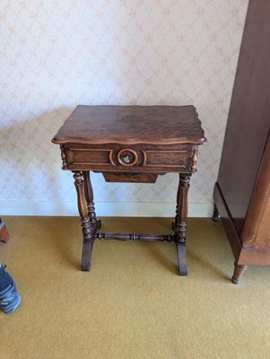 une petite table en bois surmontée d'un tiroir