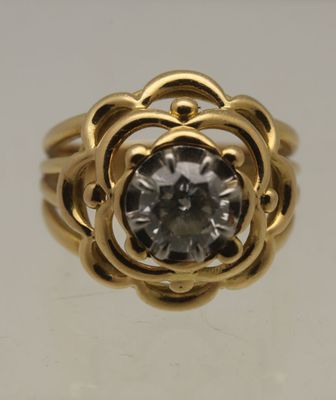 Bague dôme en or jaune ajourée ornée d'un brillant