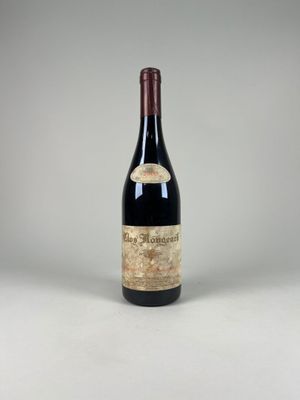 une bouteille de vin posée sur une table blanche