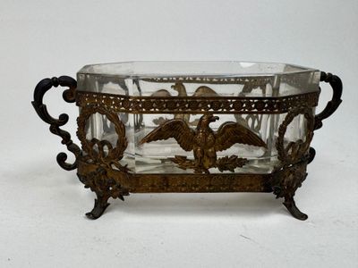 un bol en verre orné d'un motif représentant un aigle