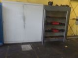 deux armoires dans un garage, avec des outils sur les étagères