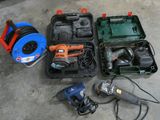 de nombreux outils posés à même le sol