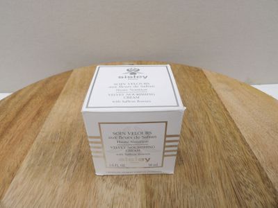 une image représentant une boîte blanche posée sur une table en bois