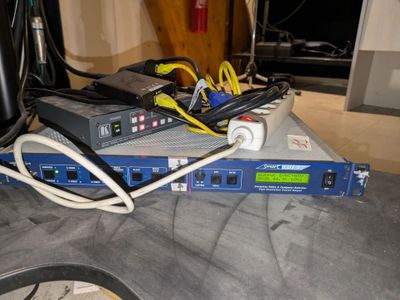 un enchevêtrement de câbles posés sur le dessus d'un rack