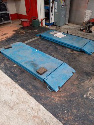 deux rampes bleues posées au sol dans un garage