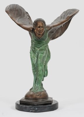 statue en bronze représentant une femme ailée, posée sur un socle en marbre