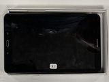 un téléphone portable posé sur une table