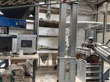 une image représentant une usine avec un tapis roulant et un tapis roulant