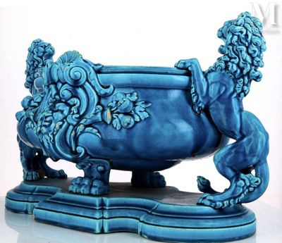 un vase bleu orné d'un lion, posé sur une table