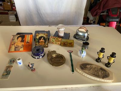 une table blanche sur laquelle sont posés de nombreux objets