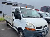 la photo d'un camion blanc garé sur un parking